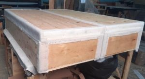 Cama Box Baú Queen Bipartido Blindado Suede Cinza Com Pistão A Gás